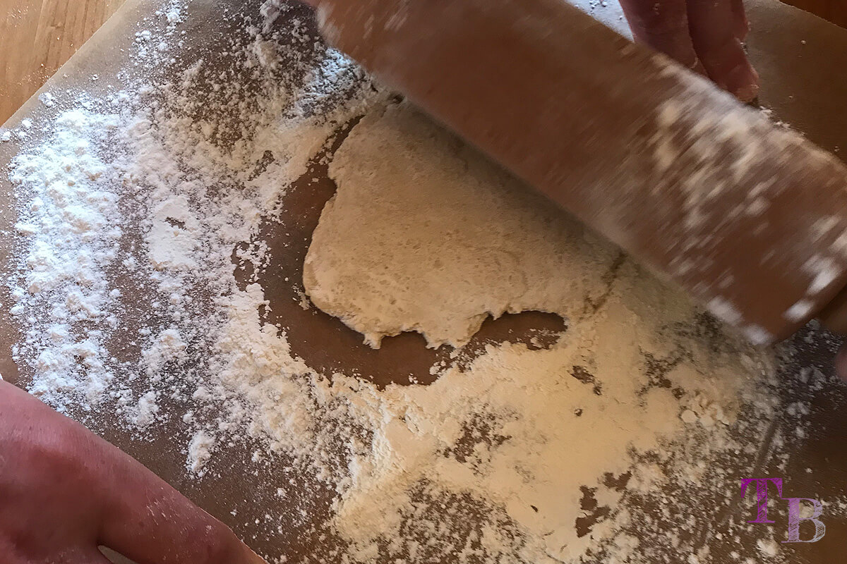 Flammkuchen DIY Teig ausrollen Nudelholz